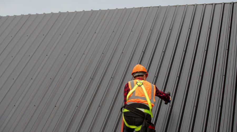 Professional gutter cleaning in Makaweli, HI